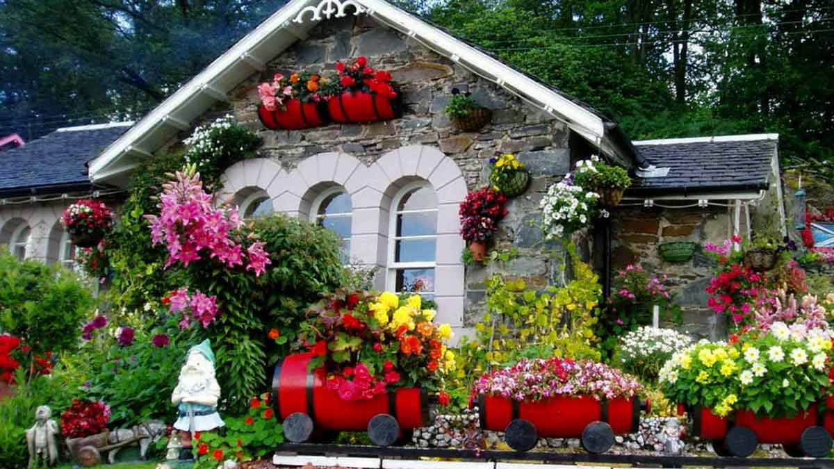 Красивая дача с цветами и клумбами