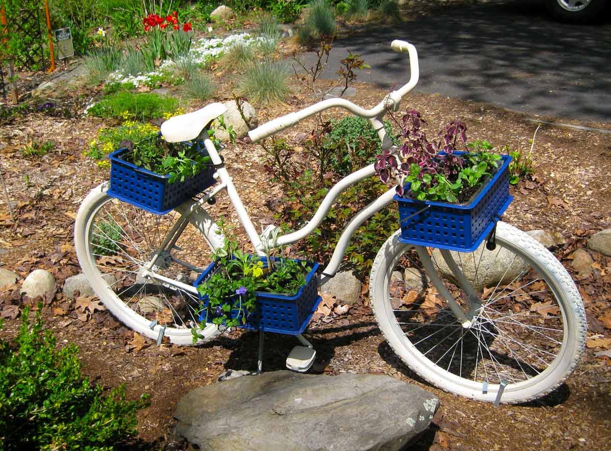 Велосипед в ландшафтном дизайне, в саду 