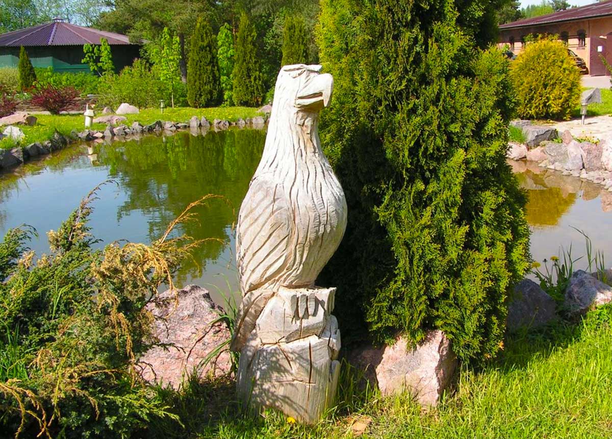 Садовая скульптура из дерева