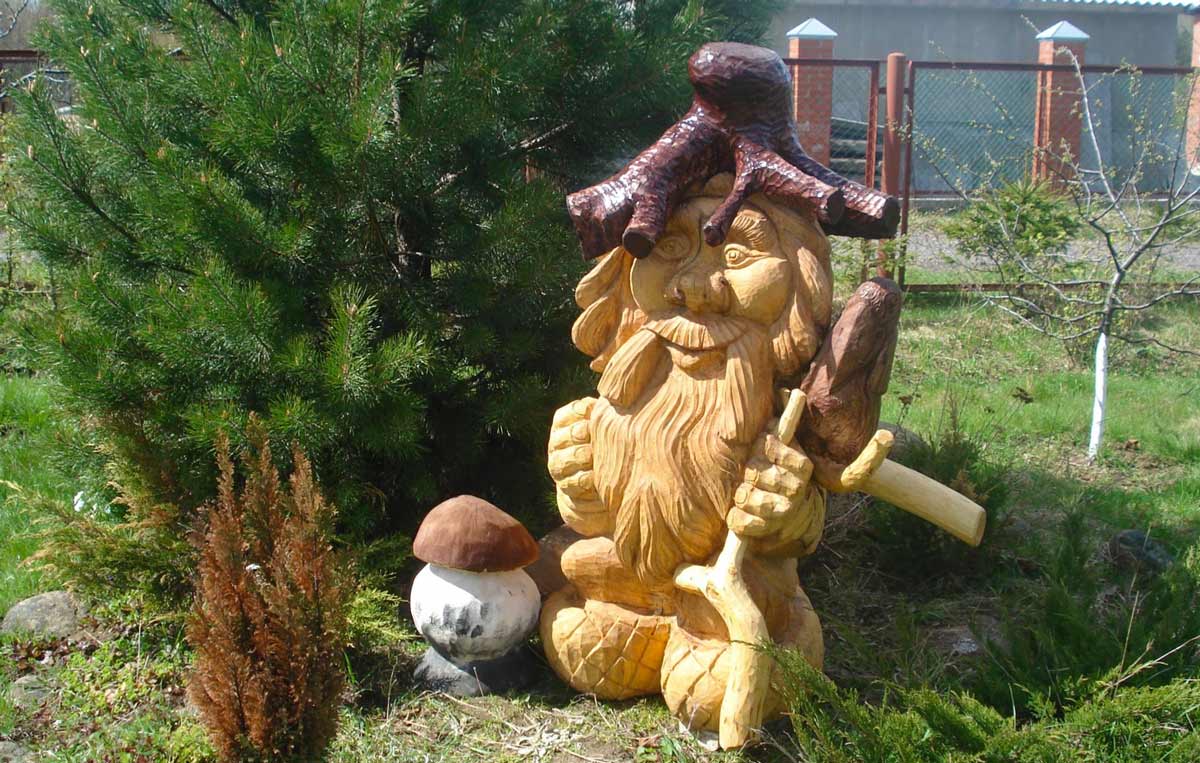 Садовая скульптура из дерева