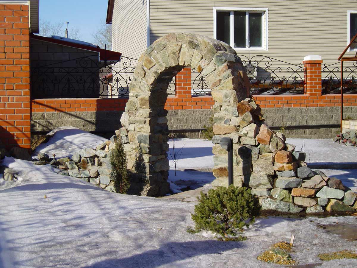Садовые арки из камня