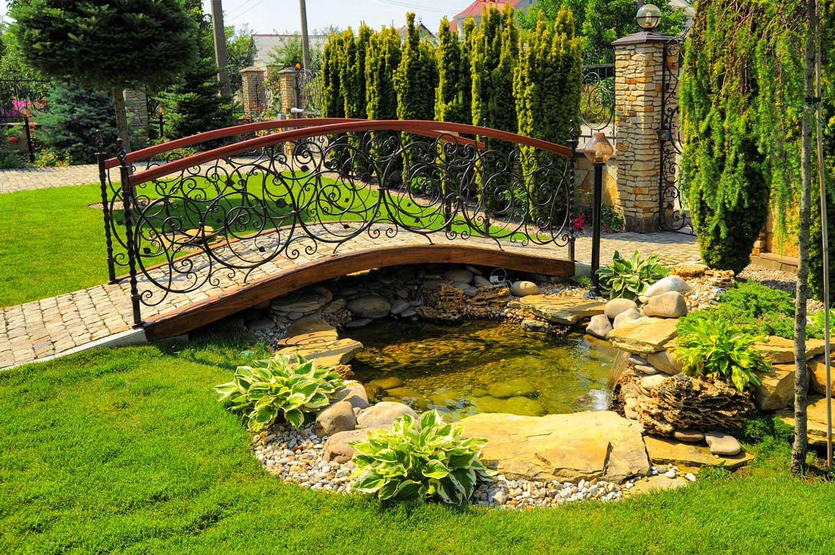 Кованный садовый мостик